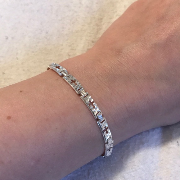 Jewelry - Dainty silver cross bracelet